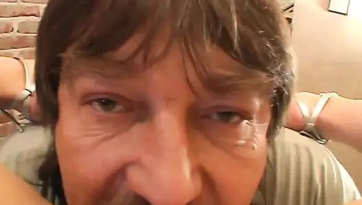 Dunkelhaarige teen-muschi von altem typen geleckt und geknallt