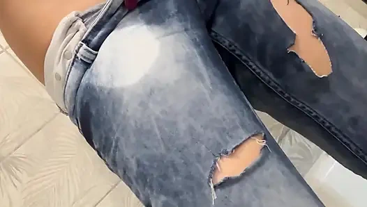 Bermain Dengan Jeans Basah Di Kamar Mandi