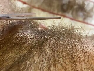 Coupe des poils de la chatte - fétiche de la touffe poilue