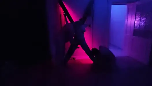 Hardcore-bdsm-gangbang. Männer Ficken Frau Gefesselt an Ketten Und Bett. Gangbang.