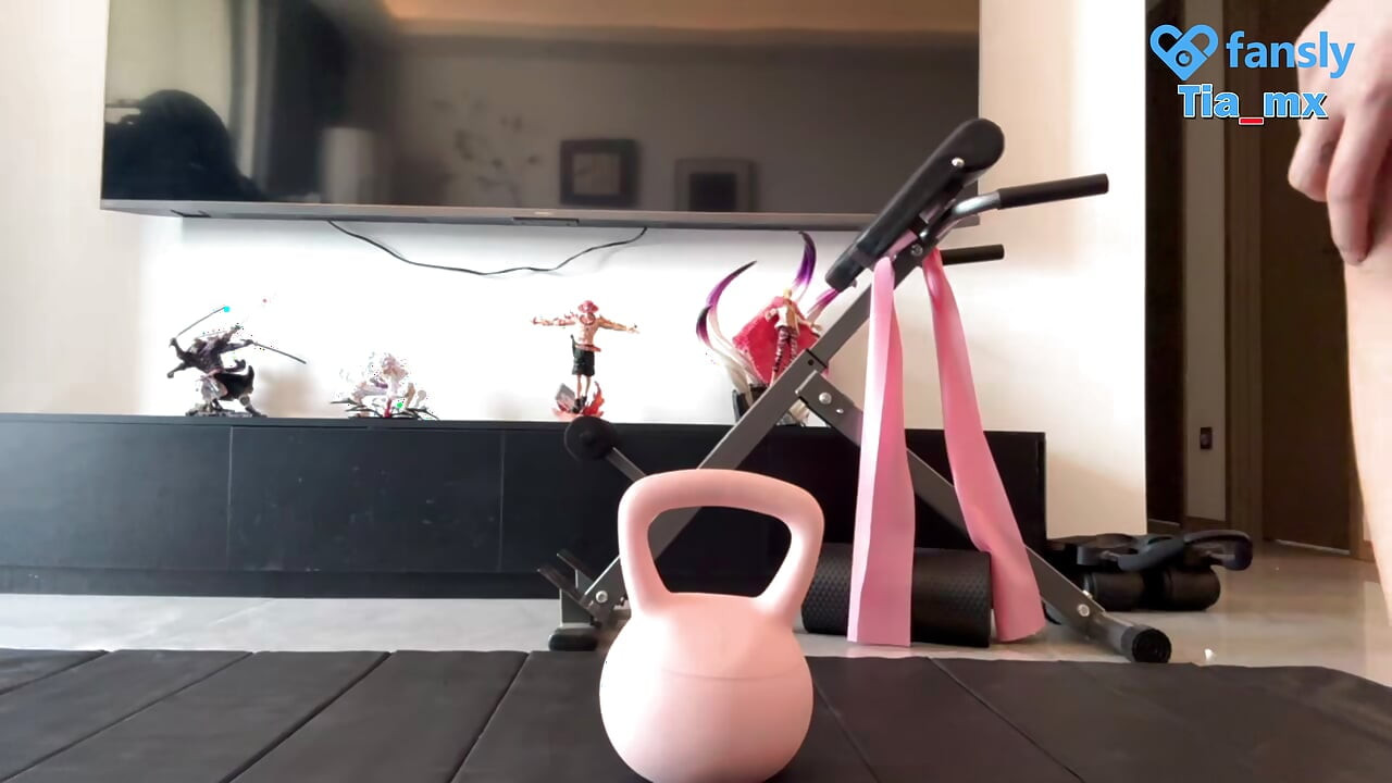 Emika老师健身过程中兴奋的自慰，并且潮喷