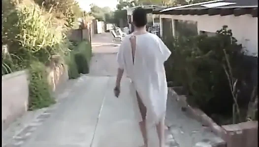 Beyaz çoraplı ateşli hemşire açık havada hasta adama biniyor