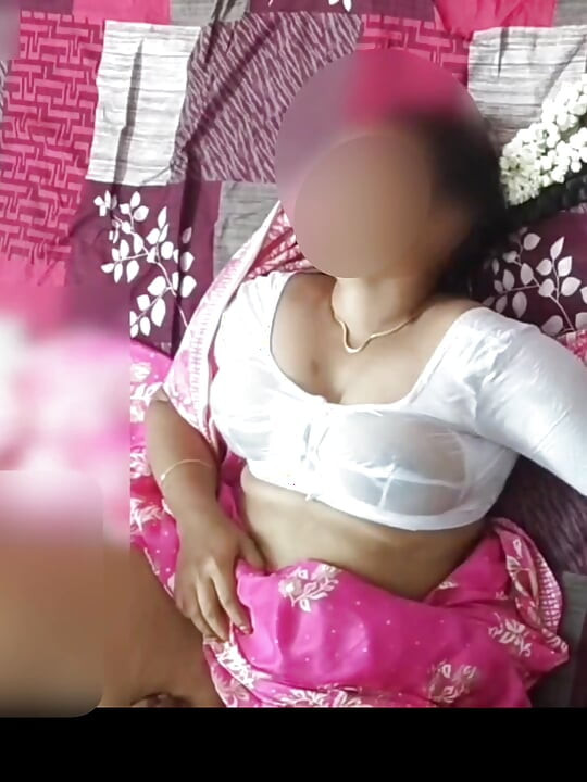 Zgodna seksi desi žena u mokroj beloj bluzi creampie poV jebanje