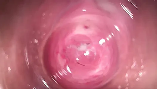 Kamera tief in Mias kleiner, sahniger vagina