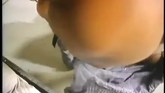 Cewek imut rambut cokelat dicrot sperma setelah melayani cowok kulit hitam kontol besar
