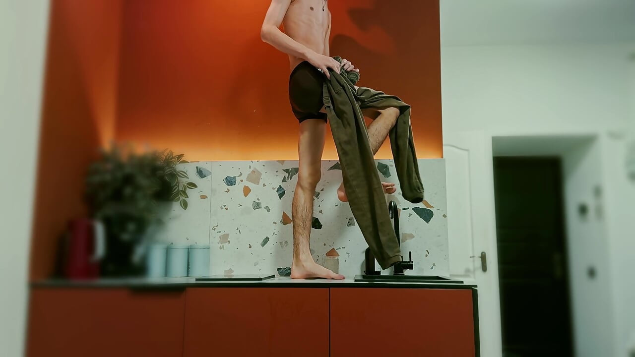 Twink se distrează în bucătăria studio
