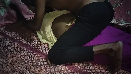 Hintli köylü çift seks yapıyor.