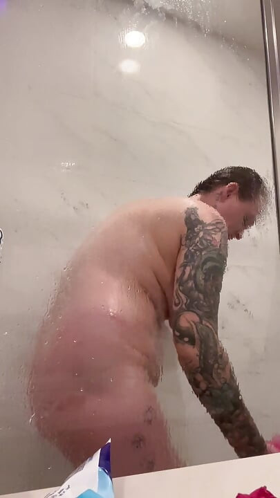 Mírame ducharme, me toca el coño, consolador y chorros