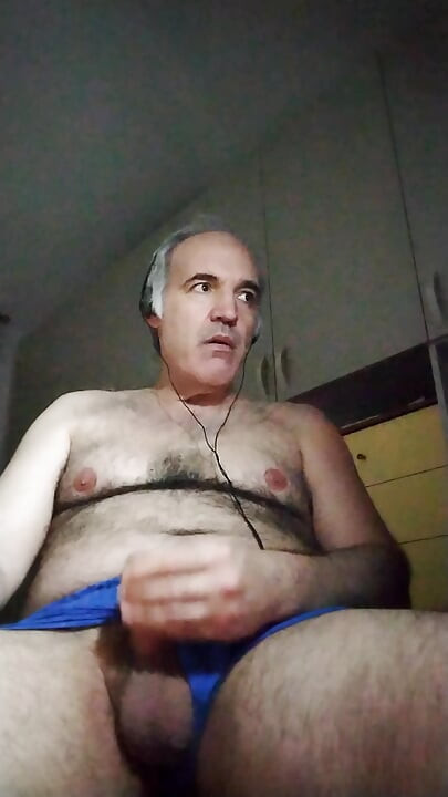 Drkala sam svoj kurac dva sata, napokon sam svršila