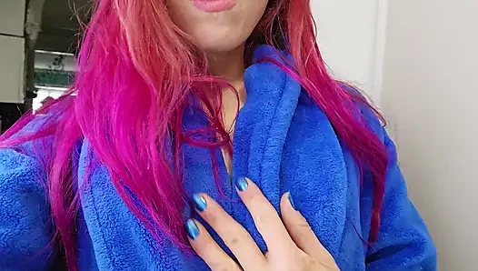 Fantasi muncrat dan jilat memek pakai jubah biru sampai kencing