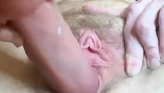 Cewek ini lagi asik mainin memeknya - close up