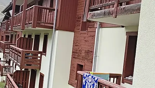 Squirt Prancis Kecil Pertama Di Balkon Di Pegunungan
