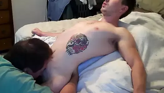 Chico heterosexual tatuado drenado