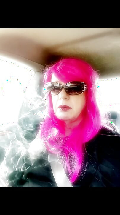 السيدة رومان تي جي بشعر وردي وقفازات جلدية تدخن VS120s المنثول لقيادة القرص المضغوط ليدي بوي الناضجة تدخن fetush