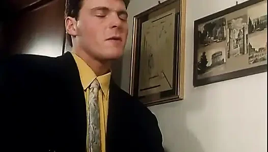 Seksi sekreter sert anal seksi seviyor