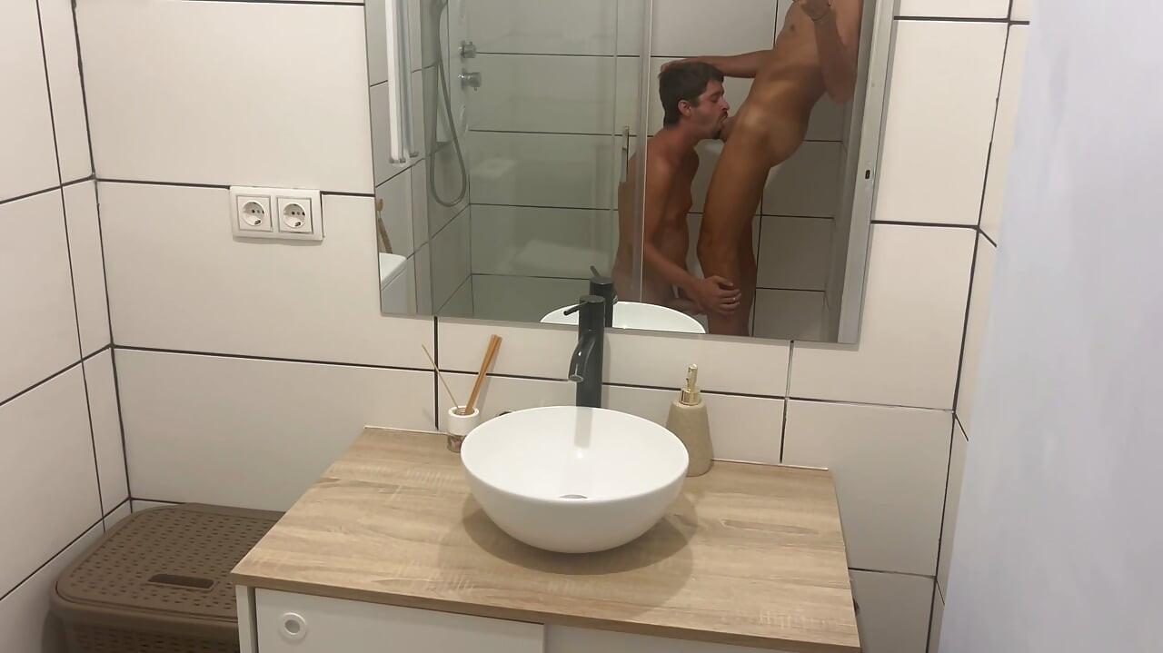 Cuplu gay fierbinte făcând sex în duș