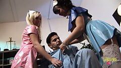 Сексуальні медсестри хочуть, щоб пацієнт почувався краще