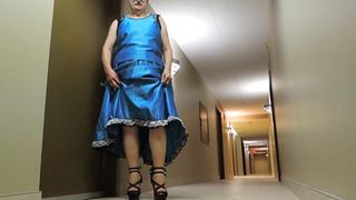 Sissy ray w niebieskiej satynowej sukni wieczorowej