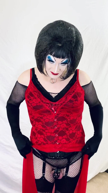 重い化粧のドラッグ痴女ストリップをランジェリーに | クリップ 1