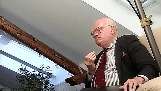 Шлюшка стягивает трусики на лестнице