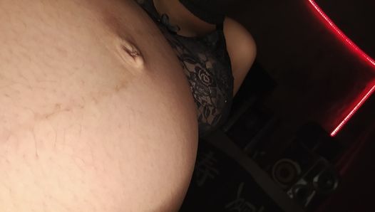 Zwanger - close -up op het poesje van een zwanger meisje met een grote kont