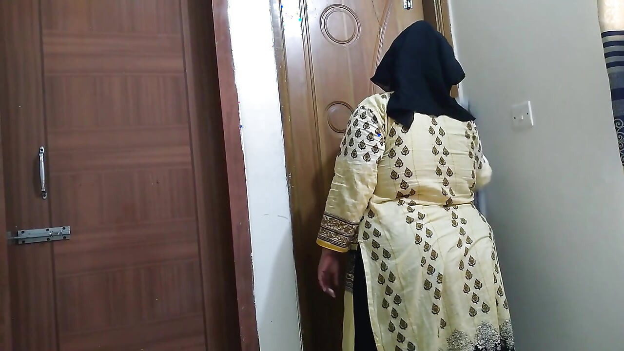 gandi aanti ki uske sautele bete dvara ghar ki saphaee karte hue chudaee