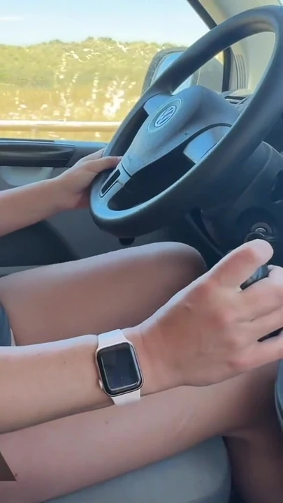 Momen emosional dari "istri eksibisionis mengemudi telanjang di dalam mobil setelah di-fingering"
