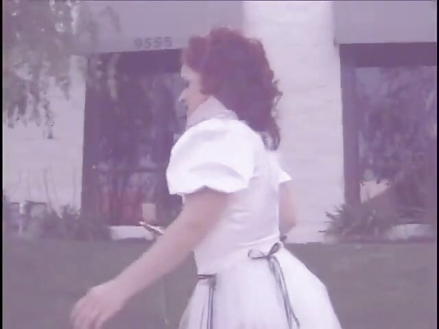 Una nana rossa fa un pompino a un bel tizio