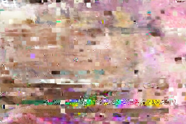 Puicuță cu fund mare își primește ușa din spate trântită de un BBC