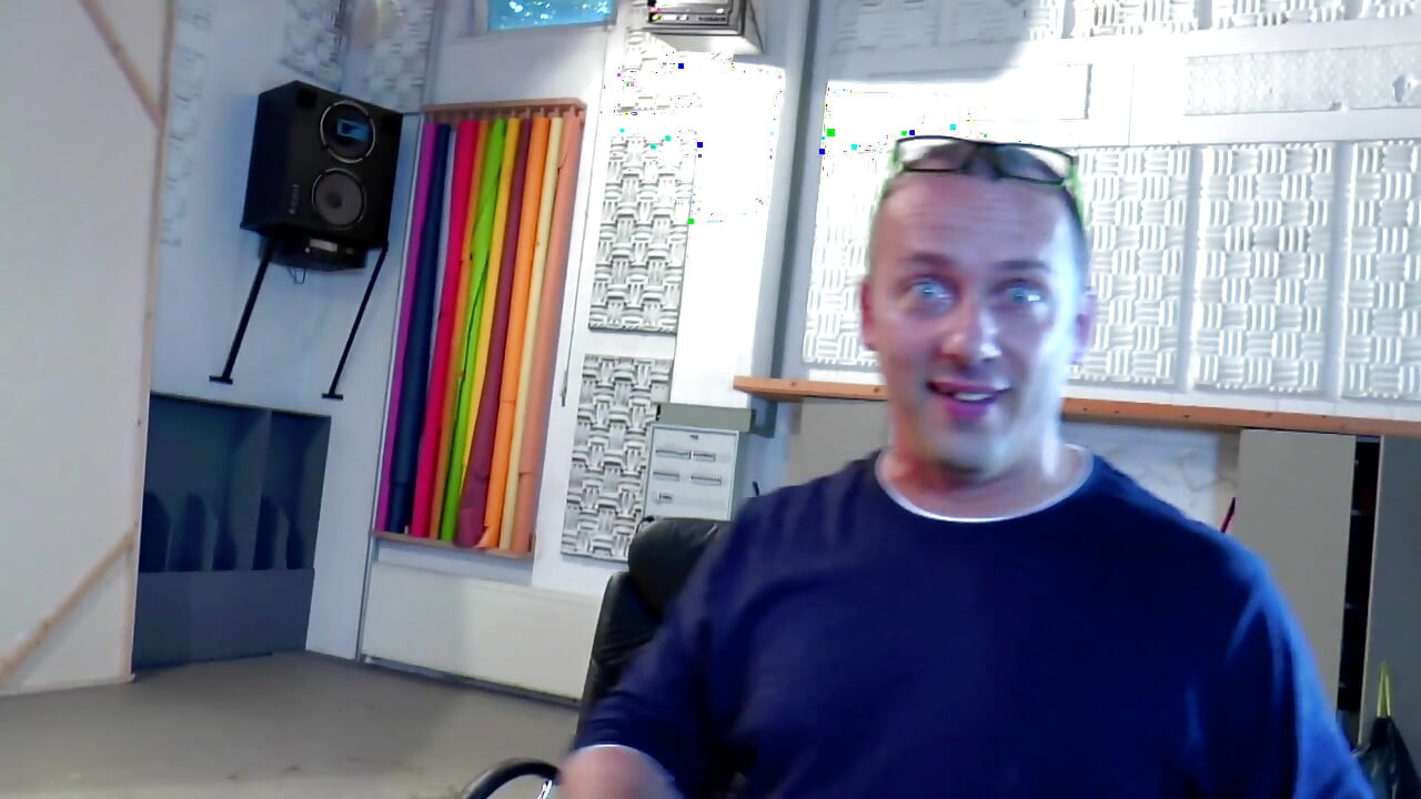 Розалина, крошка-брюнетка с большой задницей трахается на кастинге и две кончают... Одна на ее сиськи, а другая на ее лице