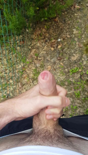 Twink italiano de 18 años se masturba y rocía una enorme carga de esperma por toda su barriga