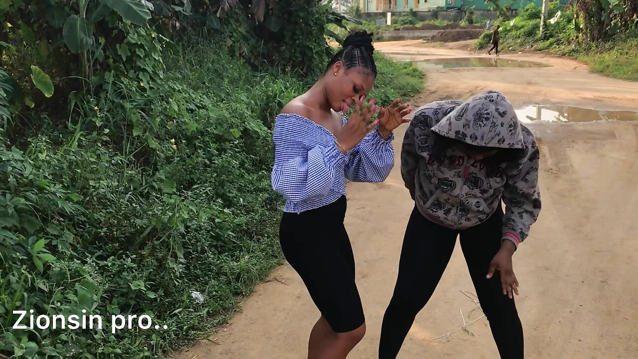 Amante Lesbiana Africana Juega Al Aire Libre