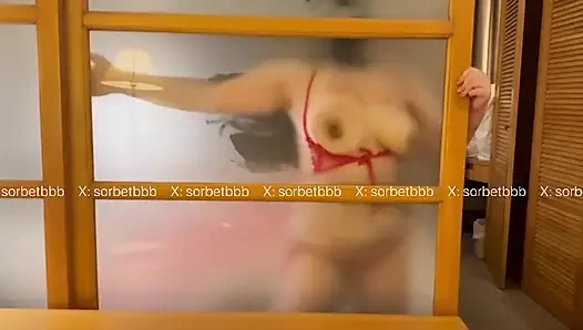 Asyalı kırmızı mikro bikini yağlı dans ve cam yalama