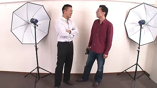 Asiatisches teen beim fotoshooting von zwei schwänzen geknallt!