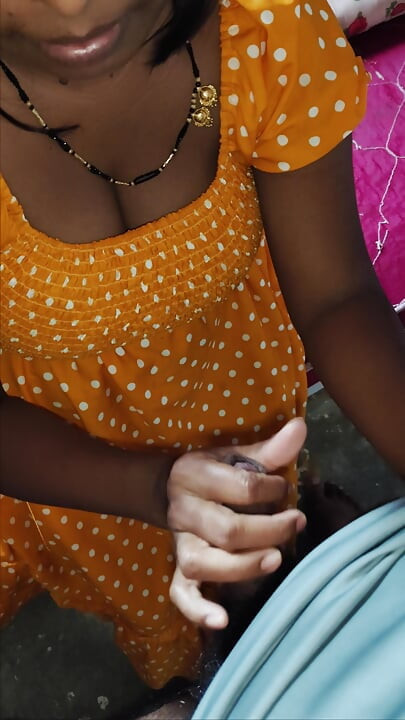 Bahan aapne bhai ka land hilai aaur aapne chut me pahli bar Bhai ka land dal di - brother and stepsister sex.