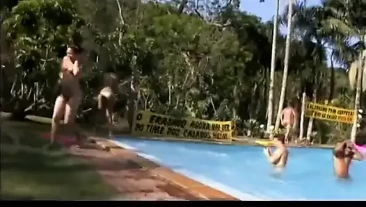 Wunderschöne latina wird auf einer poolparty in den arsch gefickt