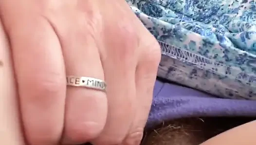 Мачеха Играет Со Своей Вонючей Киской В Задней Части Автобуса, Затем Нюхает И Сосет Ее Грязные Пальцы!