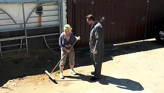 Pirang lucu dengan pantat besar disetubuhi di memeknya yang berbulu