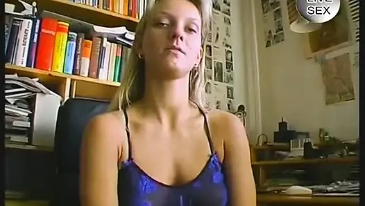 Amcığı parmaklıyor ve dildo yapıyor