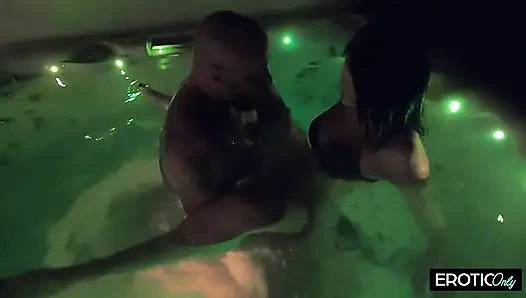 Dia menyemprotkan lubangnya ke kolam renang