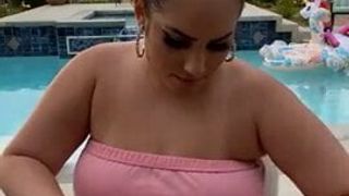 La mejor esposa tetona sexy probándose un bikini