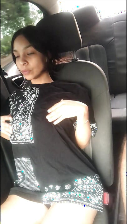 Moja zgodna devojka snima video kako masturbira.