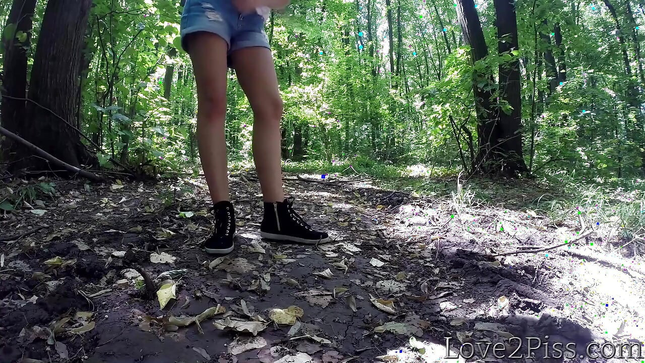 Pissing i skoven og aftørring af fisse med et blad - Compilation