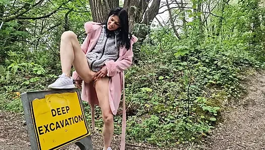 Cewek ini lagi asik kencing sambil bugil di luar ruangan