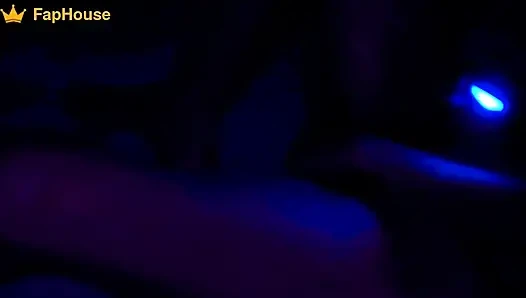 Yalnız üvey baba üvey kızını işiyle uğraşırken sikiyor