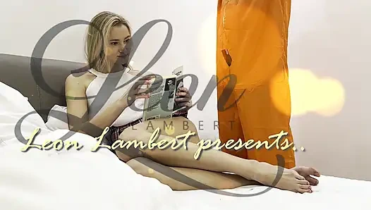 Mini okul üniformalı etekli uzun bacaklı en ateşli üniversiteli kız inanılmaz ateşli bir elle muamele çekiyor