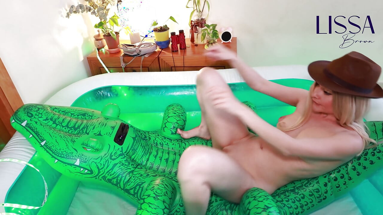Transando, dominando e fazendo xixi em um crocodrile inflável
