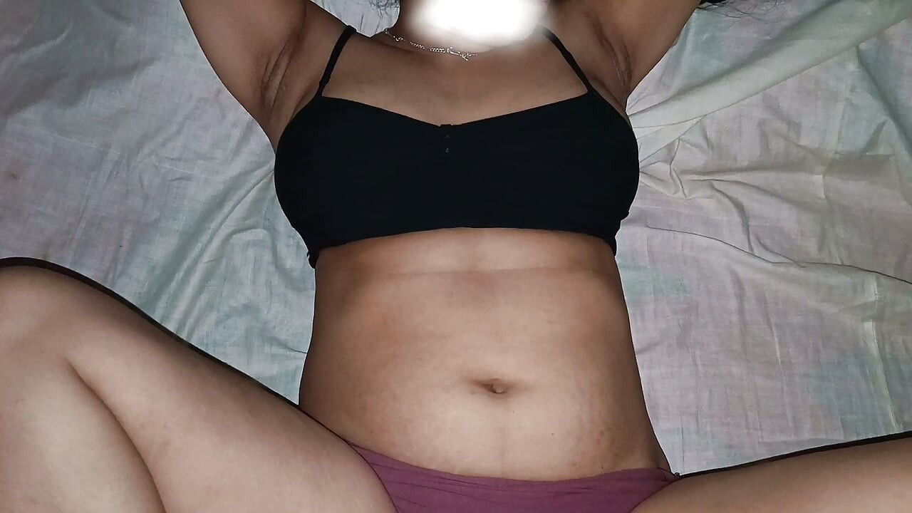 Bengalí hermosa cachonda del pueblo bhabhi, me llamó a la noche 1 a.m en su habitación y sexo nocturno completo con bhabhi.