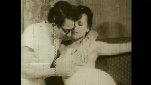 Genç sürtükler ve orta yaşlı seksi evli kadınlar büyük klasik yaraklarla sikiliyor ve ağzına boşalıyor (tam film)