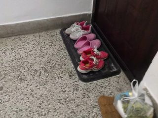 Leche en zapatos de niña desconocida en el edificio 15.10.2020